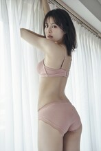 本間日陽の2nd写真集「陽射し色」より。(c)KADOKAWA / (c)Flora / PHOTO by You Ishii