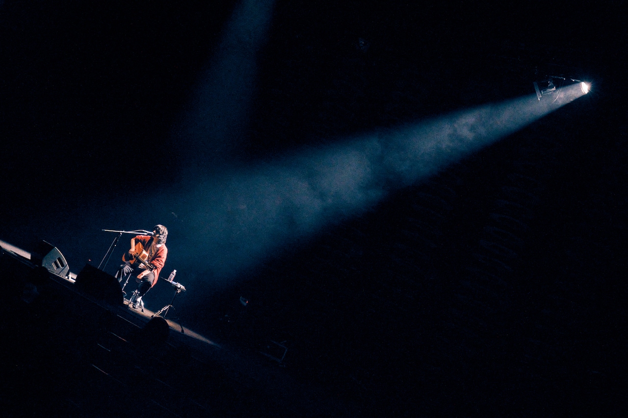 尾崎世界観の地元で開催、恒例弾き語りイベントに“尾崎宇宙観”も登場