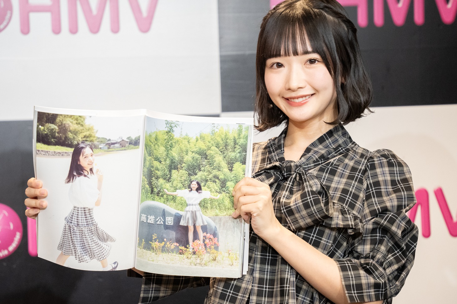 1st写真集「君だけのもの」のお気に入りカットを見せる高雄さやか（STU48）。