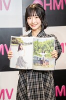 1st写真集「君だけのもの」のお気に入りカットを見せる高雄さやか（STU48）。