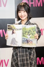 1st写真集「君だけのもの」のお気に入りカットを見せる高雄さやか（STU48）。