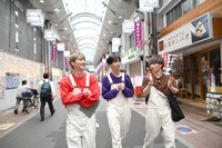 商店街を散策する「チームキャッシュレス」の3人。