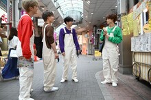 クレープを食べようとしているタクヤ（右）に絡む「チームキャッシュレス」の3人。