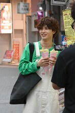 クレープをもう1つ受け取ったタクヤ。