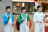 焼き鳥を食べる「チーム刈り上げパーマ」の3人。