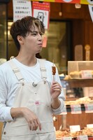 焼き鳥を食べるタカシ。