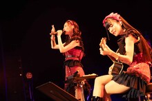 カレンのアコースティックギターの演奏に合わせて「忘れてもいいよ」を歌うクララ。（提供：SACRA MUSIC）