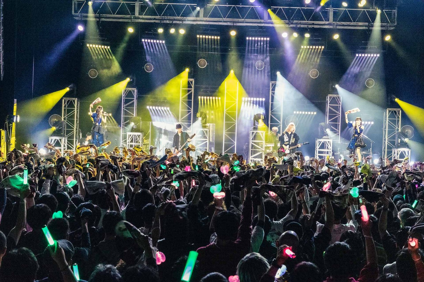 「ClariS AUTUMN LIVE 2023 ～Arcanum～」の様子。（提供：SACRA MUSIC）