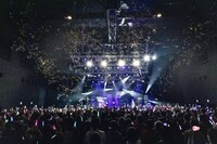 きらびやかなテープが舞うZepp DiverCity（TOKYO）。（提供：SACRA MUSIC）