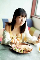 高雄さやか（STU48）の1st写真集「君だけのもの」より。（撮影：細居幸次郎）(c)SQUARE ENIX