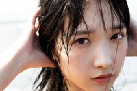 高雄さやか（STU48）の1st写真集「君だけのもの」より。（撮影：細居幸次郎）(c)SQUARE ENIX