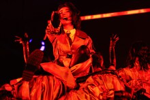 「Start over!」を歌う藤吉夏鈴。（撮影：上山陽介）