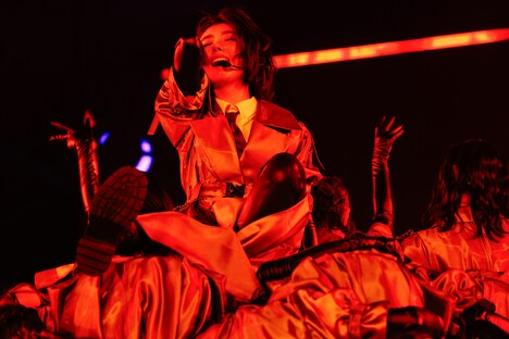 「Start over!」を歌う藤吉夏鈴。（撮影：上山陽介）