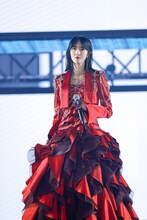 真っ赤なドレスでステージに現れた土生瑞穂。（撮影：上山陽介）