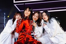 身を寄せ合う櫻坂46一期生の上村莉菜、土生瑞穂、小林由依、齋藤冬優花（左から）。（撮影：上山陽介）