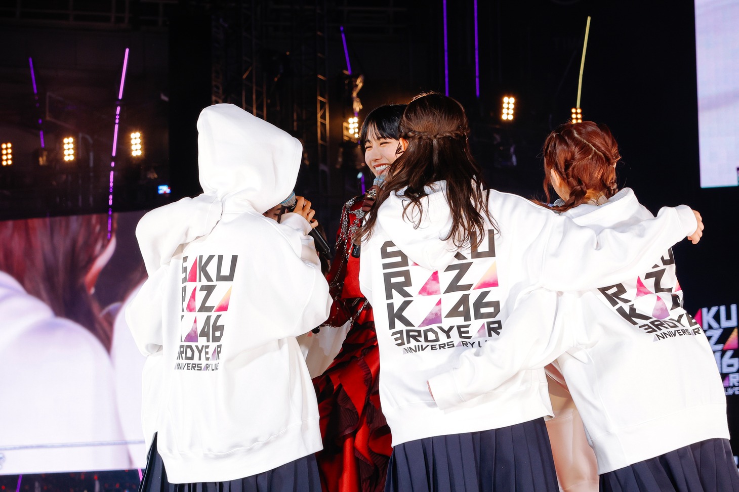 土生瑞穂に抱きつく櫻坂46メンバー。（撮影：上山陽介）