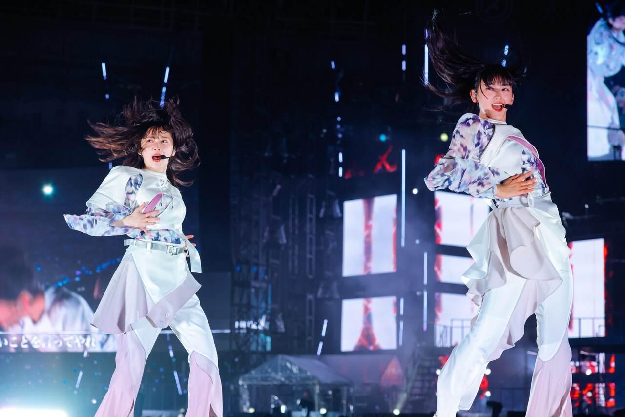 摩擦係数」で並んでダンスする森田ひかる（左）と山崎天（右）。（撮影