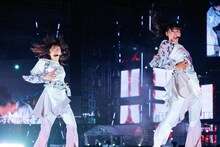 「摩擦係数」で並んでダンスする森田ひかる（左）と山崎天（右）。（撮影：上山陽介）