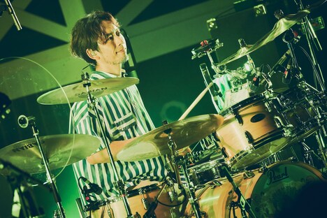 伊地知潔（Dr）（撮影：山川哲矢）