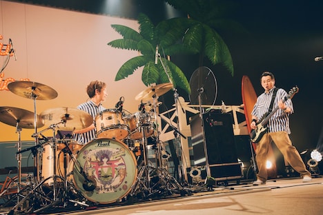 伊地知潔（Dr）と山田貴洋（B, Vo）。（撮影：山川哲矢）