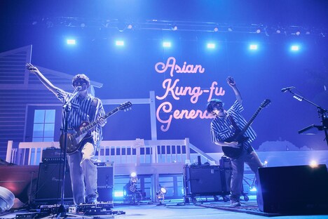 喜多建介（G, Vo）と後藤正文（Vo, G）。（撮影：山川哲矢）