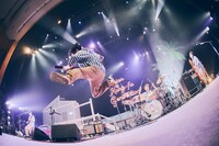 跳躍する後藤正文（Vo, G）。（撮影：山川哲矢）