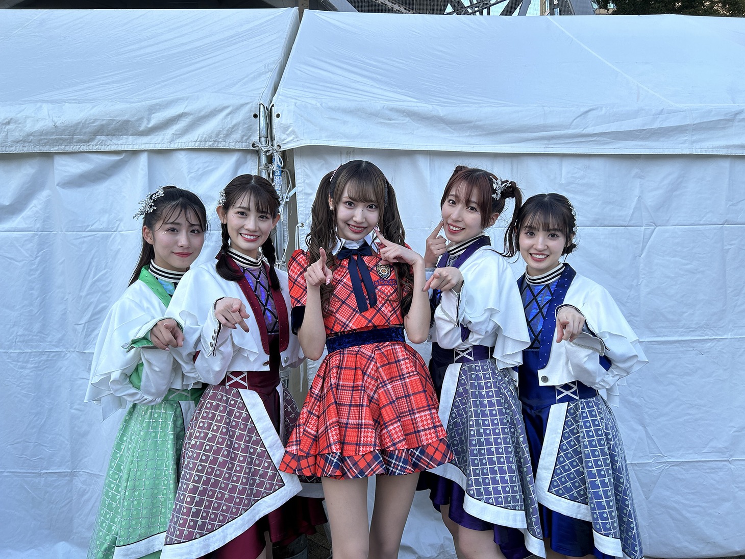 TEAM SHACHIと野村実代（SKE48）。（提供：スターダストプロモーション）