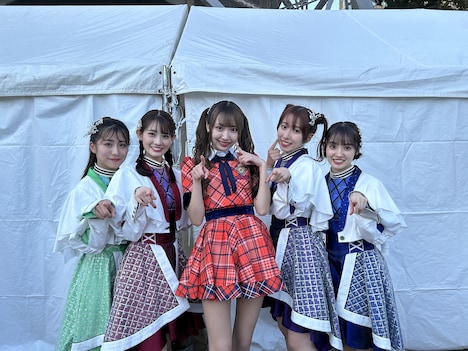 TEAM SHACHIと野村実代（SKE48）。（提供：スターダストプロモーション）