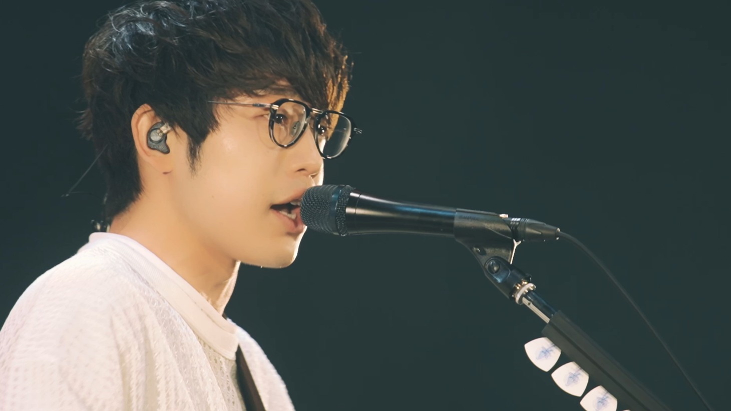 川崎鷹也「オレンジ」ライブ映像より。