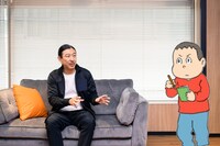 熱心に取材するキニナル君。