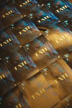 向井太一「THE LAST TOUR」東京・豊洲PIT公演の終演後、ロビーに敷き詰められた“TAIL”のフライヤー。（撮影：鳥居洋介）