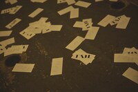 向井太一「THE LAST TOUR」東京・豊洲PIT公演で披露された「Last Song」で舞うテープ。そこには“TAIL”と書かれている。（撮影：鳥居洋介）