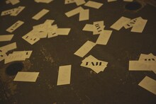 向井太一「THE LAST TOUR」東京・豊洲PIT公演で披露された「Last Song」で舞うテープ。そこには“TAIL”と書かれている。（撮影：鳥居洋介）