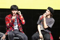 米津玄師「Lemon」を歌うためにスタンバイするJAEHYUN（左）。（撮影：佐藤薫）