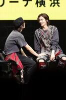 笑い合うSUNGHOとLEEHAN。（撮影：佐藤薫）