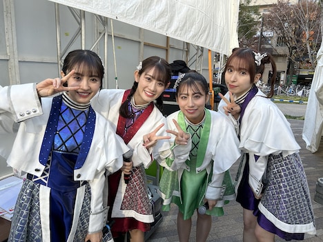 「あいち県民の日フェスタ2023」出番前のTEAM SHACHI。（提供：スターダストプロモーション）