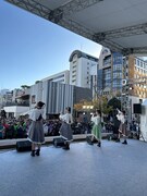 「あいち県民の日フェスタ2023」でパフォーマンスするTEAM SHACHI。（提供：スターダストプロモーション）