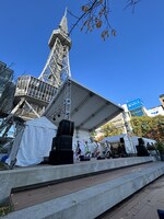 「あいち県民の日フェスタ2023」でパフォーマンスするTEAM SHACHI。（提供：スターダストプロモーション）