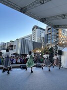 「あいち県民の日フェスタ2023」でパフォーマンスするTEAM SHACHI。（提供：スターダストプロモーション）