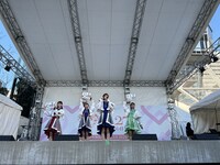 「あいち県民の日フェスタ2023」でパフォーマンスするTEAM SHACHI。（提供：スターダストプロモーション）