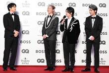 左から山田裕貴、Mrs. GREEN APPLE。