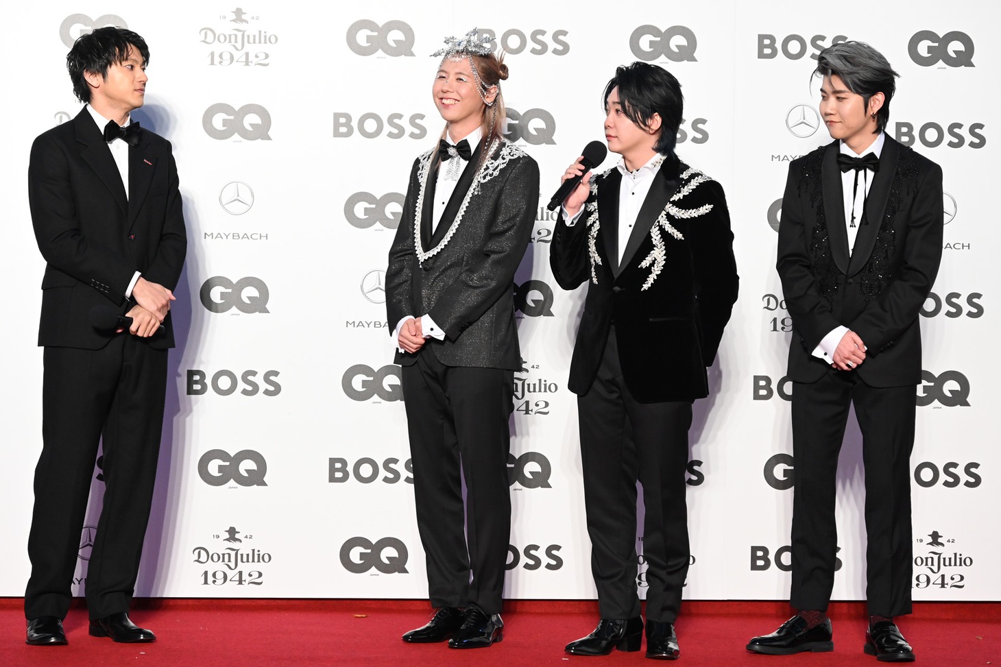 左から山田裕貴、Mrs. GREEN APPLE。