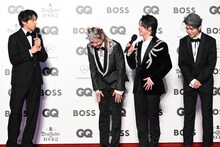 「Mrs. GREEN APPLEの曲を聴いて元気をもらっています」と言われ、頭を下げるMrs. GREEN APPLE。