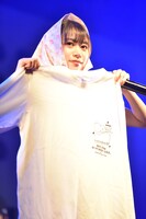 グッズのロングTシャツを宣伝する宇野友恵。