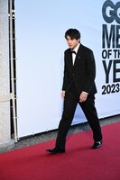 レッドカーペットを歩く山田裕貴。