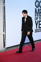 レッドカーペットを歩く山田裕貴。