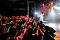 ミミミユがソロで歌う「UNDO」に盛り上がるフロア。