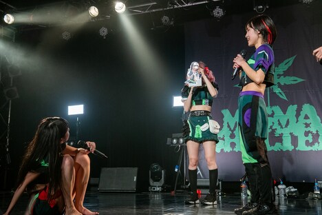 ユイノンになりきって手紙を読むワニャ+（中央）。