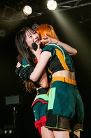 抱き合うミミミユ（左）とタマネ（右）