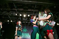 花束を受け取るミミミユ。